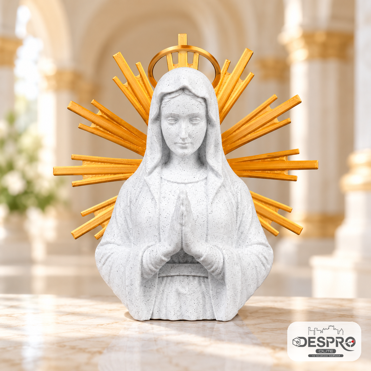 Figura blanca de la Virgen María en oración con halo y rayos dorados, fabricada mediante impresión 3D y de 22 cm de altura.