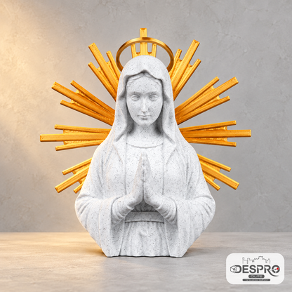 Figura blanca de la Virgen María en oración con halo y rayos dorados, fabricada mediante impresión 3D y de 22 cm de altura.